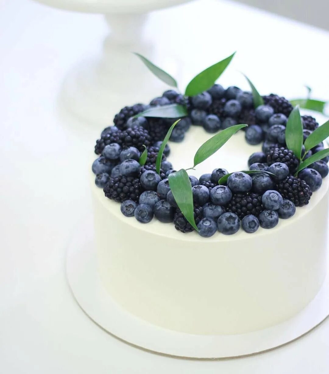 Украсить черникой. Черничный торт андерсон. Украсить черникой. Черничный чизкейк шоколадница. Торт украшенный черникой.