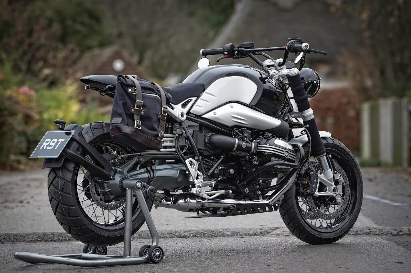 Большой мотоцикл BMW K 100 RS Scrambler на улице - обои для рабочего стола, карт