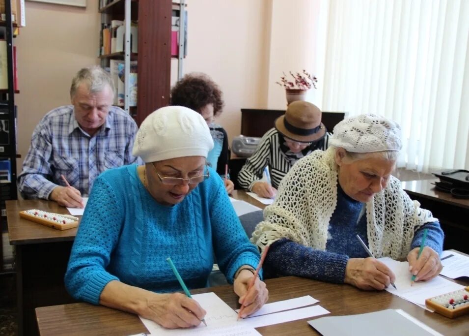 Пенсионеры мурманска. Пенсионеры в библиотеке. Пожилые люди в библиотеке. Опрос пожилых людей. Пенсионеры в библиотеке фото.