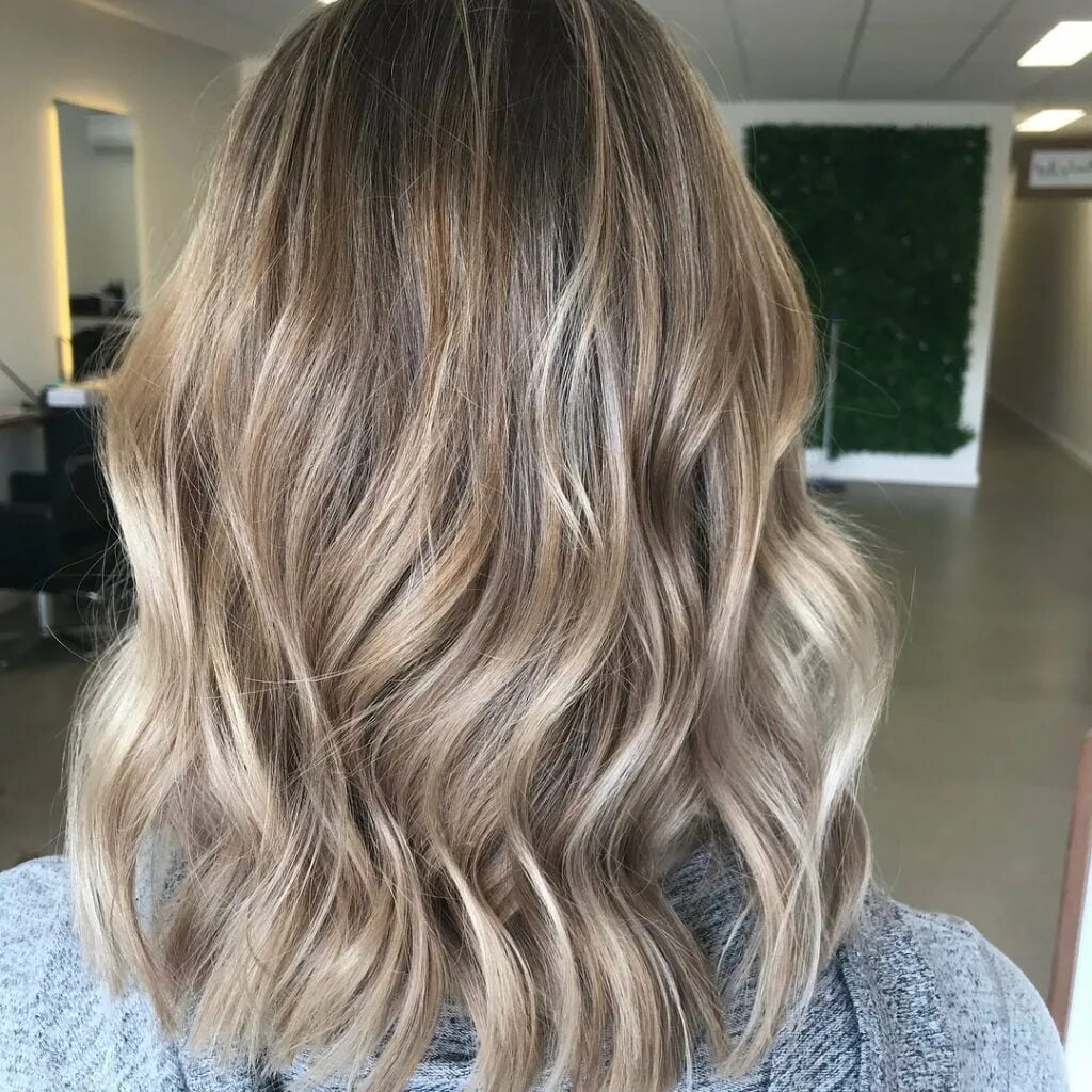 Ash blonde. Балаяж на Седые волосы. Балаяж на пепельные волосы пшеничный. Карамельный балаяж на Седые волосы. Шатуш в жемчужно карамельно пепельный цвет.