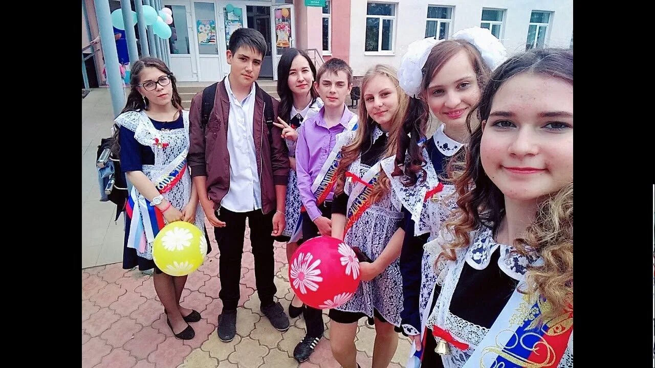 Последний звонок в начальной школе. Песни на последний звонок начальная школа современные. Песни на последний звонок начальная школа современные. Луганск последний звонок. Последний звонок в начальной школе.