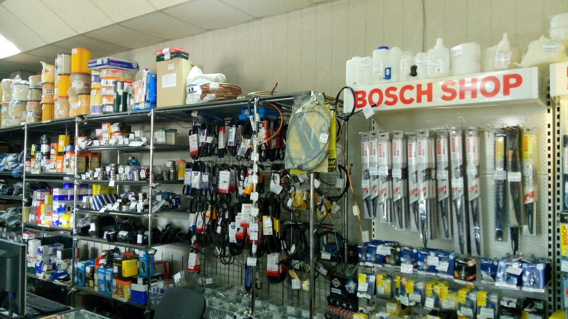Магазин автозапчастей Bosch. Стеллаж Bosch shop автозапчасти. Магазин белый баш запчасти магазин. Стеллаж бош сервис.