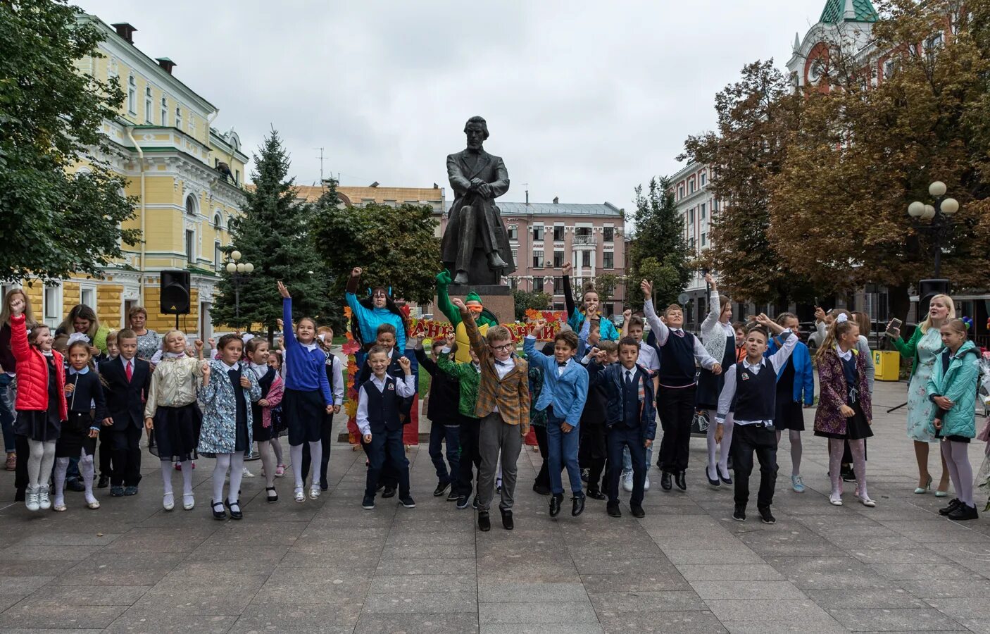 Учреждения образования нижнего новгорода. Уник школа Нижний Новгород. Уник Нижний Новгород Театральная площадь. Центр семейного образования уник Нижний Новгород. ЦДО Ленинского района Нижнего Новгорода сайт.