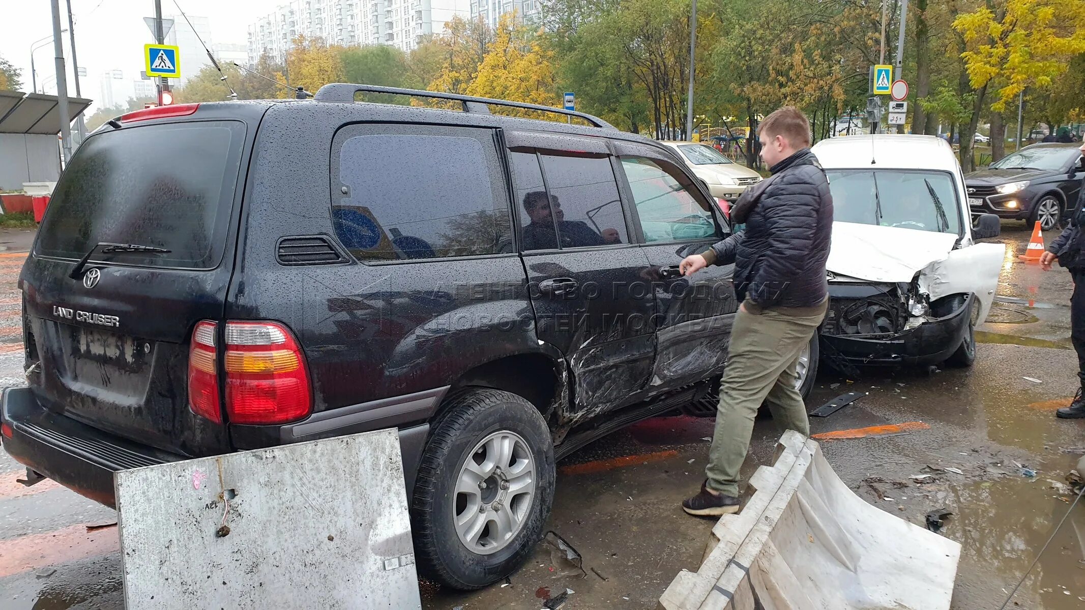 Москва Ланд Крузер сбил.