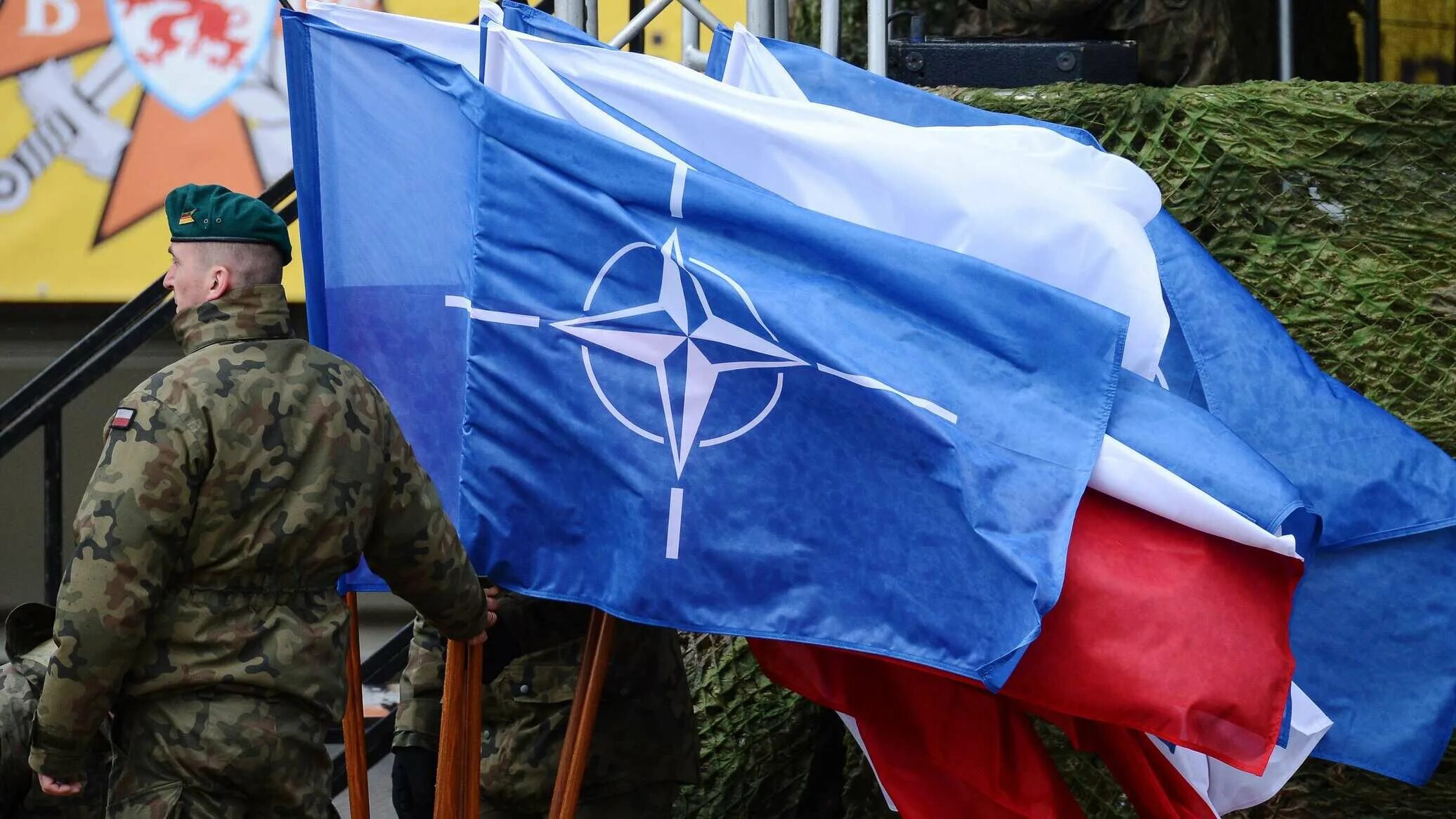 Нато нападет на украину. Украина РФ НАТО флаг. Швеция и Финляндия вступление в НАТО. НАТО И Россия. Миротворцы НАТО.
