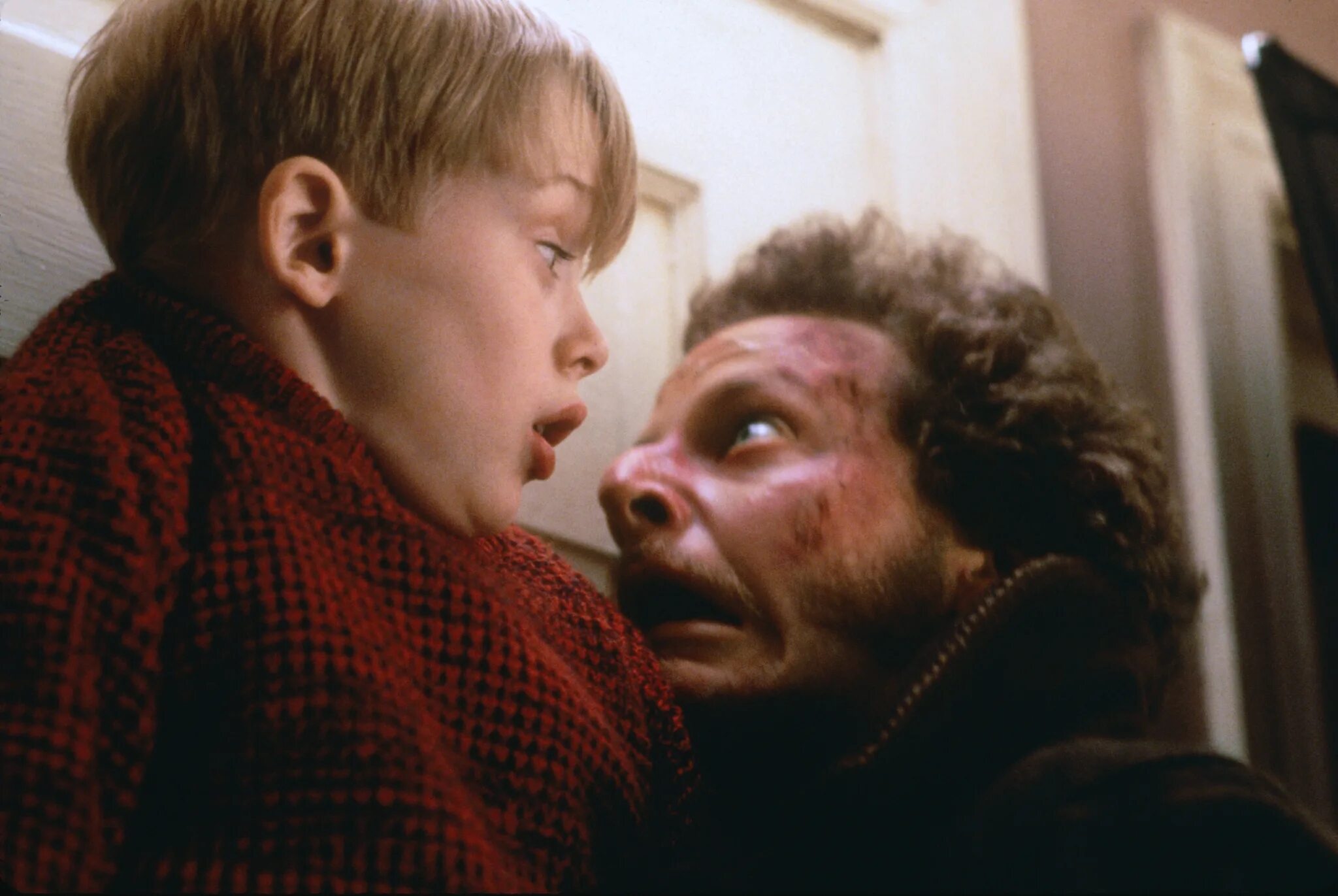 Один ома. Home Alone 1990. Home Alone 1. Мальчик по названи сластёна фильм Олененки. Мальчик по названи сластёна фильм.