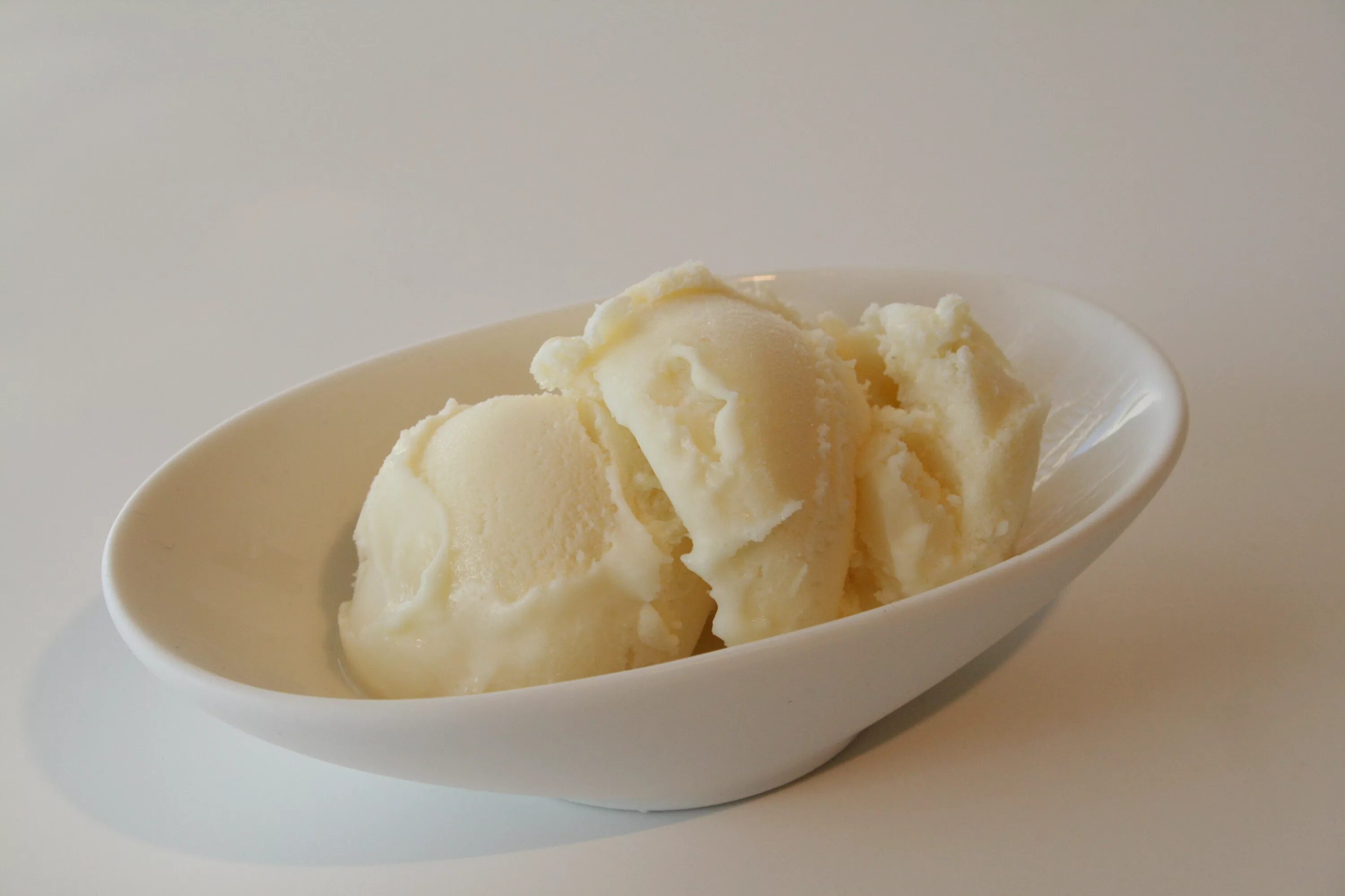 Какой жир в мороженом. Мороженое в тарелке. Ванильное мороженое. Белое мороженое. Пломбир в тарелке.