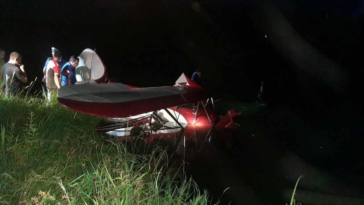 Разбился самолет в ивановской области. Река Харинка Иваново. Легкомоторный самолет упал в реку. Самолёт в речке.