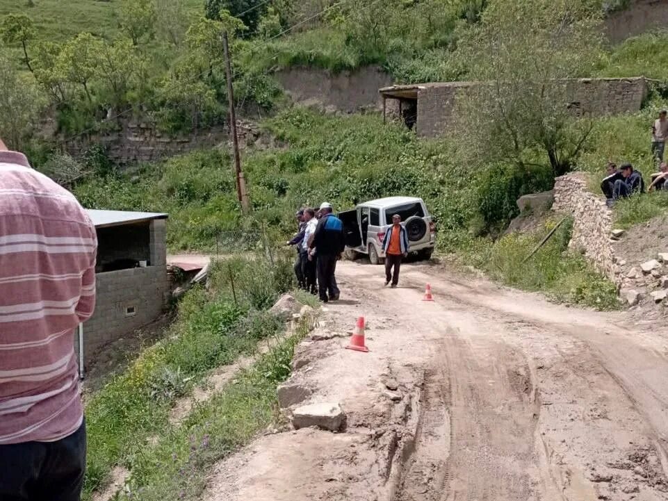 11 06 2014. В Дагестане машина упала в обрыв. Дороги Шамильский район. Дороги Дагестана. Машина упавшая с обрыва в Дагестане.