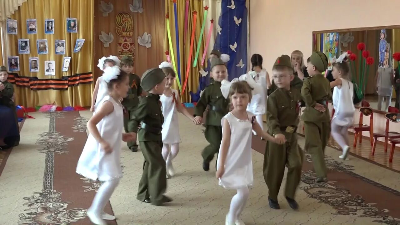 Вальс танец видео выпускной в детском саду. Вальс в детском саду. Репетиция в детском саду. Вальс для детей в детском саду. Вальс для детей в детском саду на 9 мая.