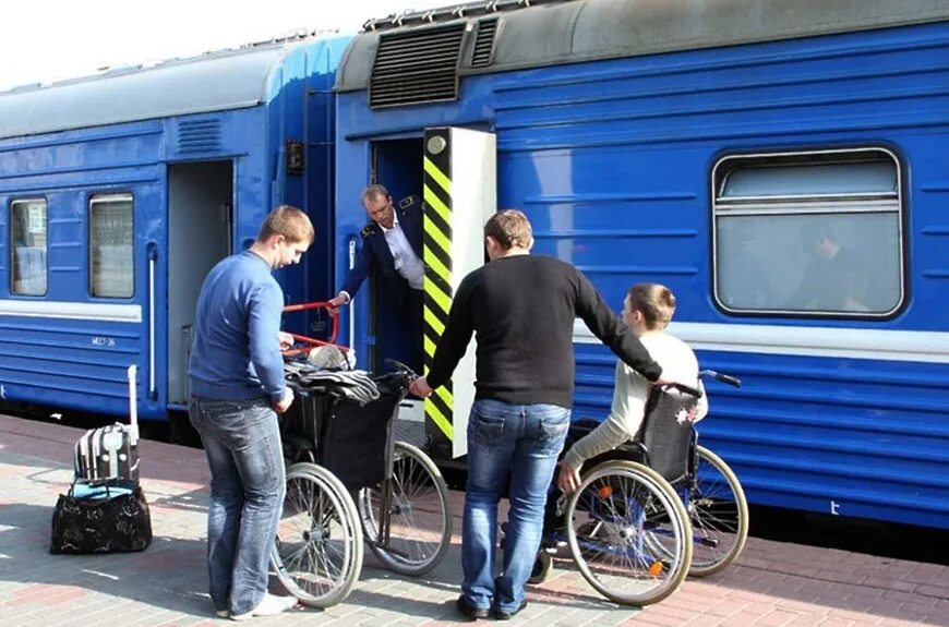 Скидка инвалидам 2 группы на жд. Маломобильные пассажиры на Железнодорожном транспорте. Вагон для людей с ограниченными возможностями. Вагон для инвалидов в поезде. Поезд для инвалидов колясочников.