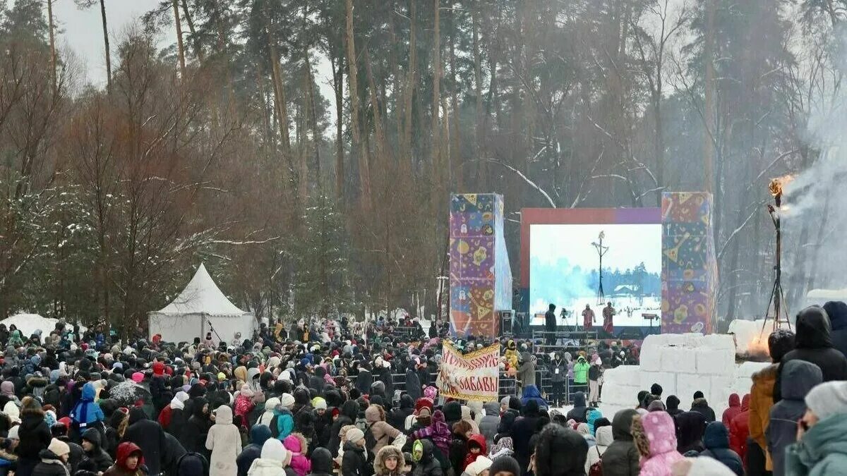 Масленица на озере долгом 2024. Лебяжье озеро Казань. Праздник Масленица. Масленица фото. Масленица в России.