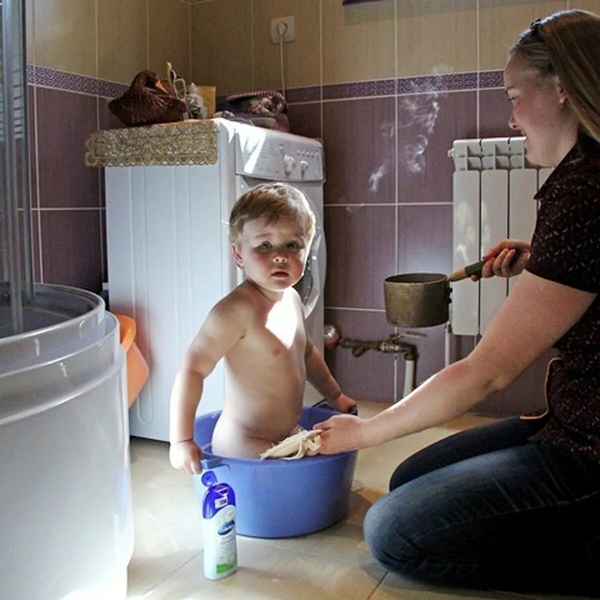 Мать сына в ванной видео. Мыться в тазике. Моется в тазу. Мальчик моется. Дети моются в ванной.