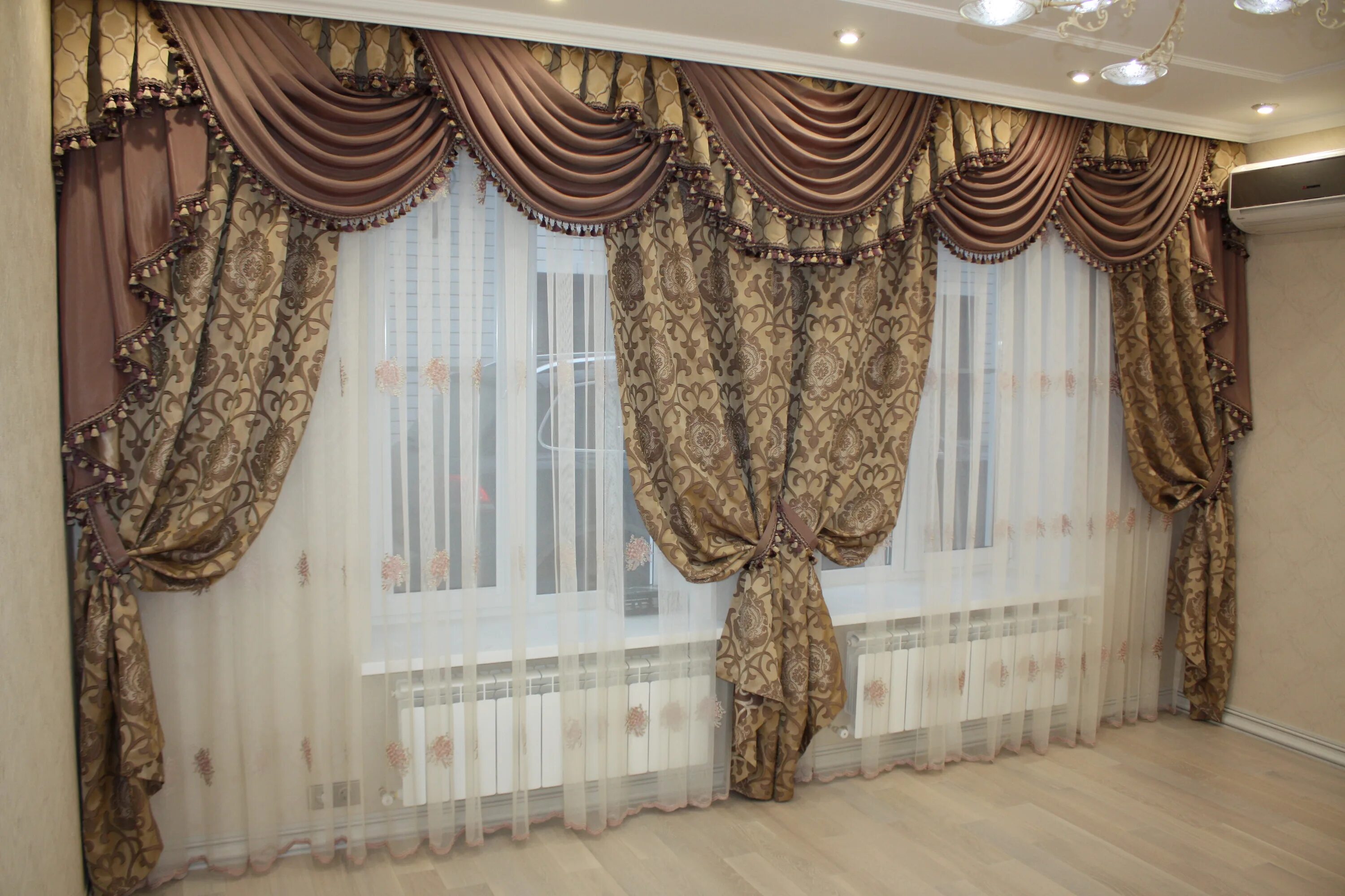 Шторы в гостиную магазин. Портьеры для гостиной. Ламбрекены для штор. Шторы с ламбрекеном в гостиную. Шторы в гостиную.