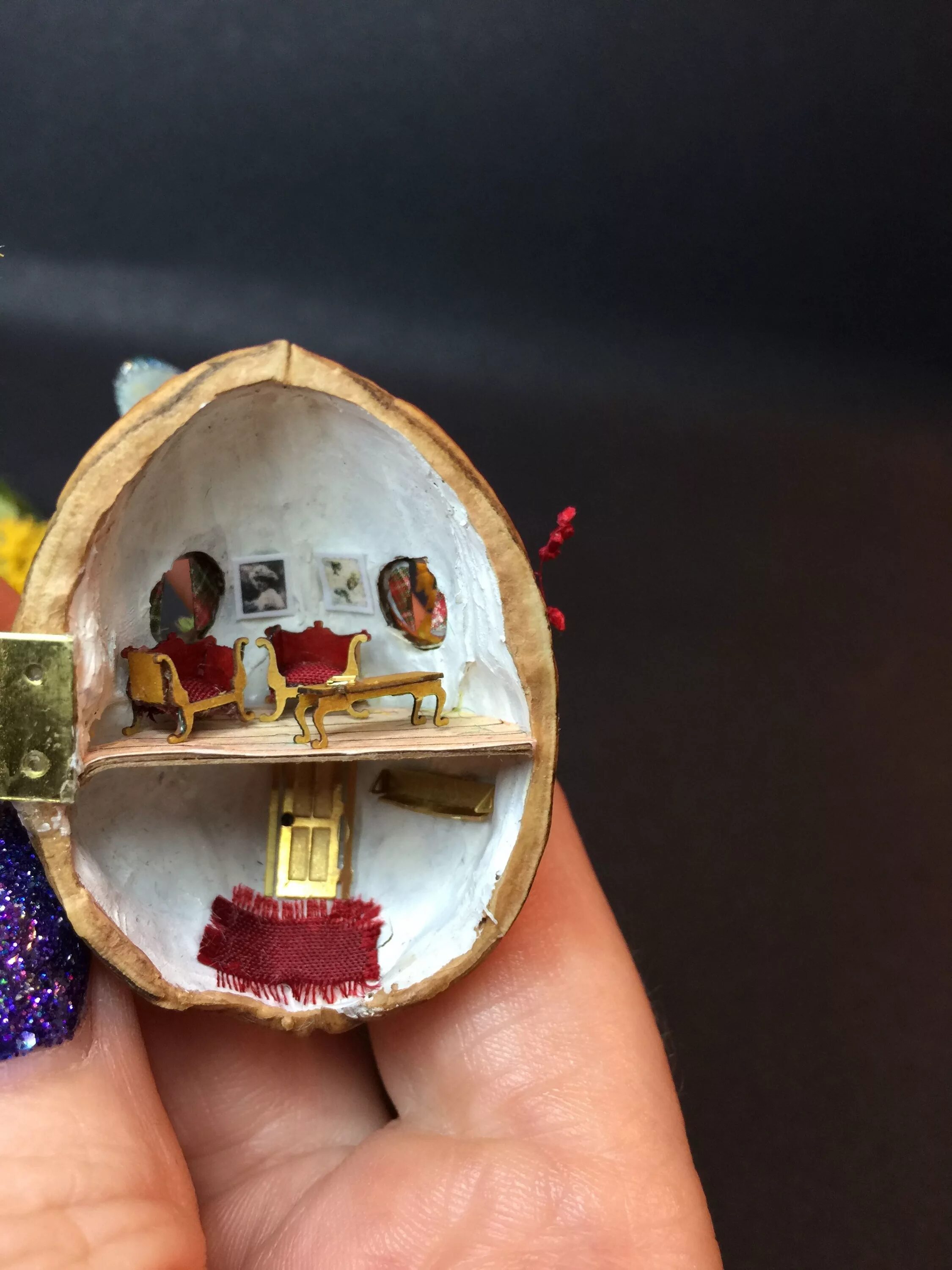 Домик из ореховой скорлупы. Поделки миниатюры своими руками для детей. Домик из ореховой скорлупы. Миниатюрки из дерева. Домик миниатюра.