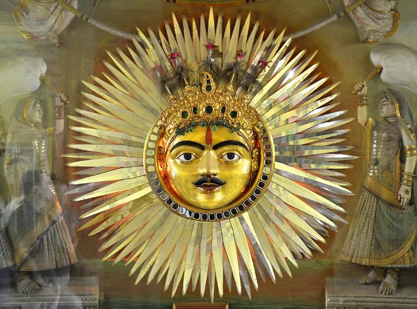 сурья индийский бог. сурья бог солнца. солнце картины индийские. индийское солнце в круге с лицом. бог солнца в индии.