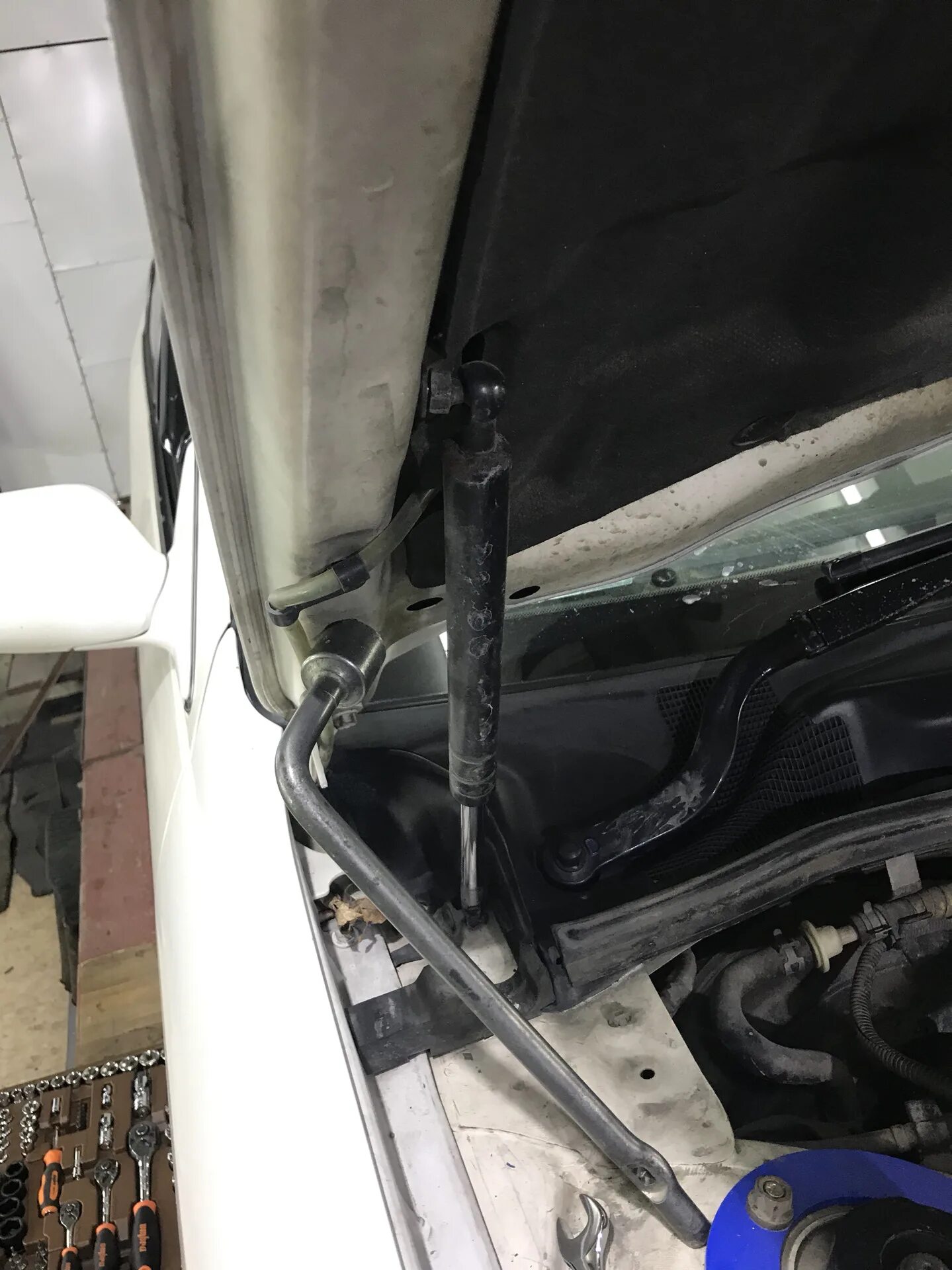 Как снять стойку капота Проклейка капота Hyundai Accent (2G), 1,5 л, 2005 года тюнинг DRIVE2