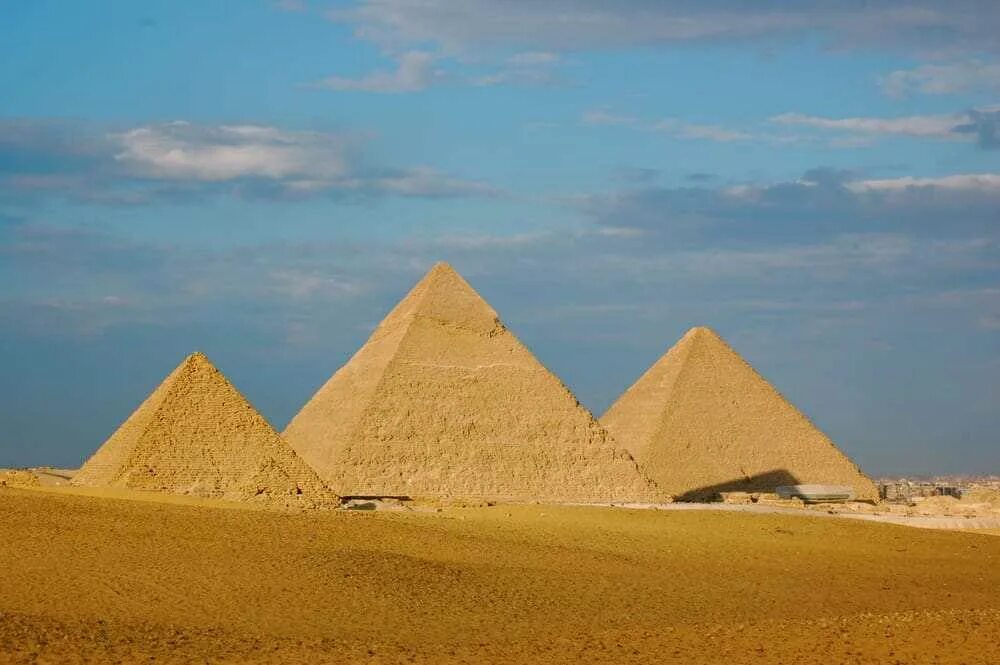 Древний египет строительство пирамиды фараона хеопса. Пирамиды Хеопса Хефрена и Микерина в Гизе. Пирамиды Египта Хеопс Хефрен Микерин. Пирамиды зизи хиопс Хиврена. Пирамида Хефрена пирамиды Гизы.