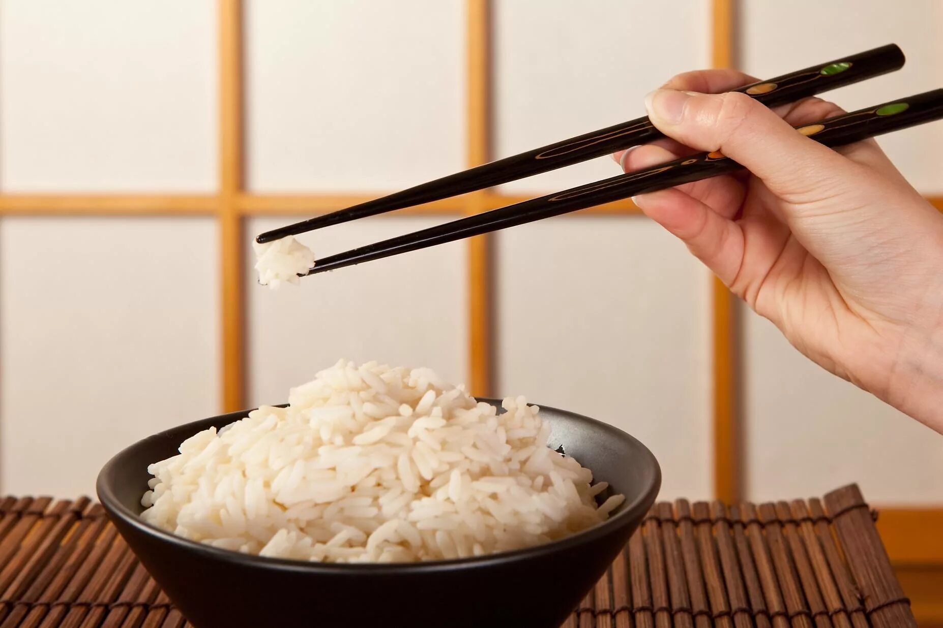 Рис с японскими палочками. Китайские палочки и рис. Китайский рис. Тарелка с китайскими палочками. Как едят рис палочками