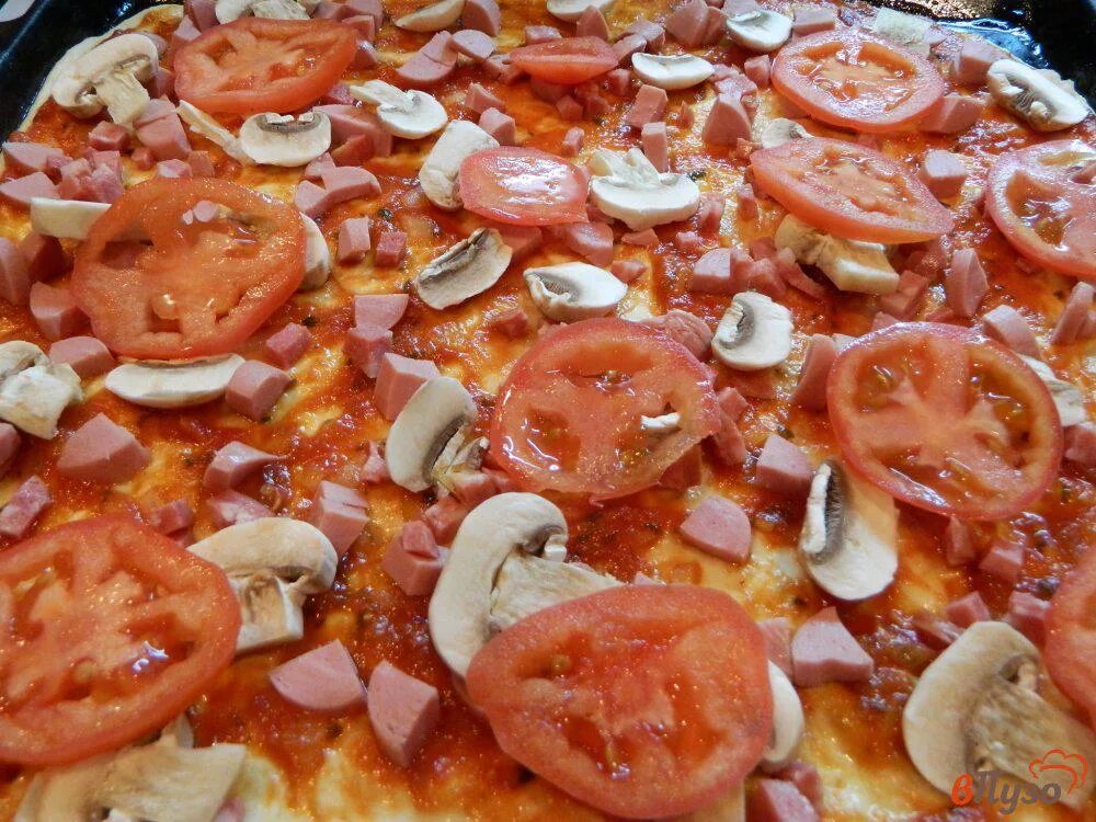Начинка для пиццы колбаса помидоры. Пицца с грибами и колбасой и помидорами. Пицца с грибами и колбасой. Пицца с колбасой и помидорами. Пицца с грибами и помидорами.