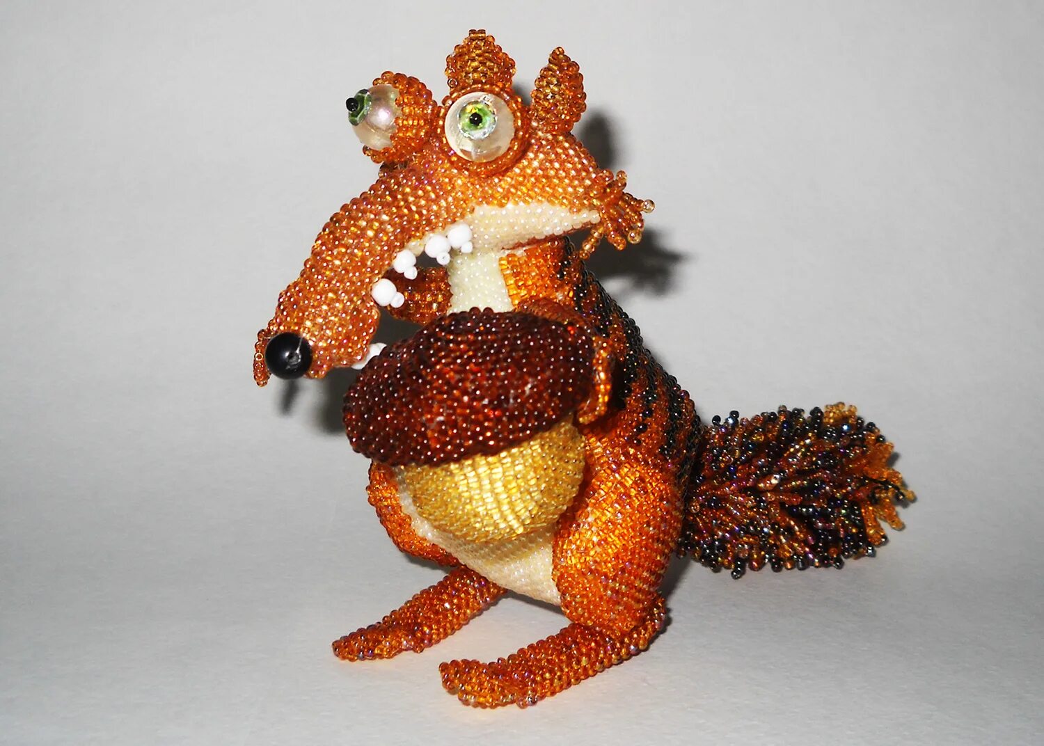 Красивые фигурки из бисера. Что слепить из бисера. Маленькие фигурки из бисера. Объёмные фигуры из бисера. Фигурки из бисера легкие.