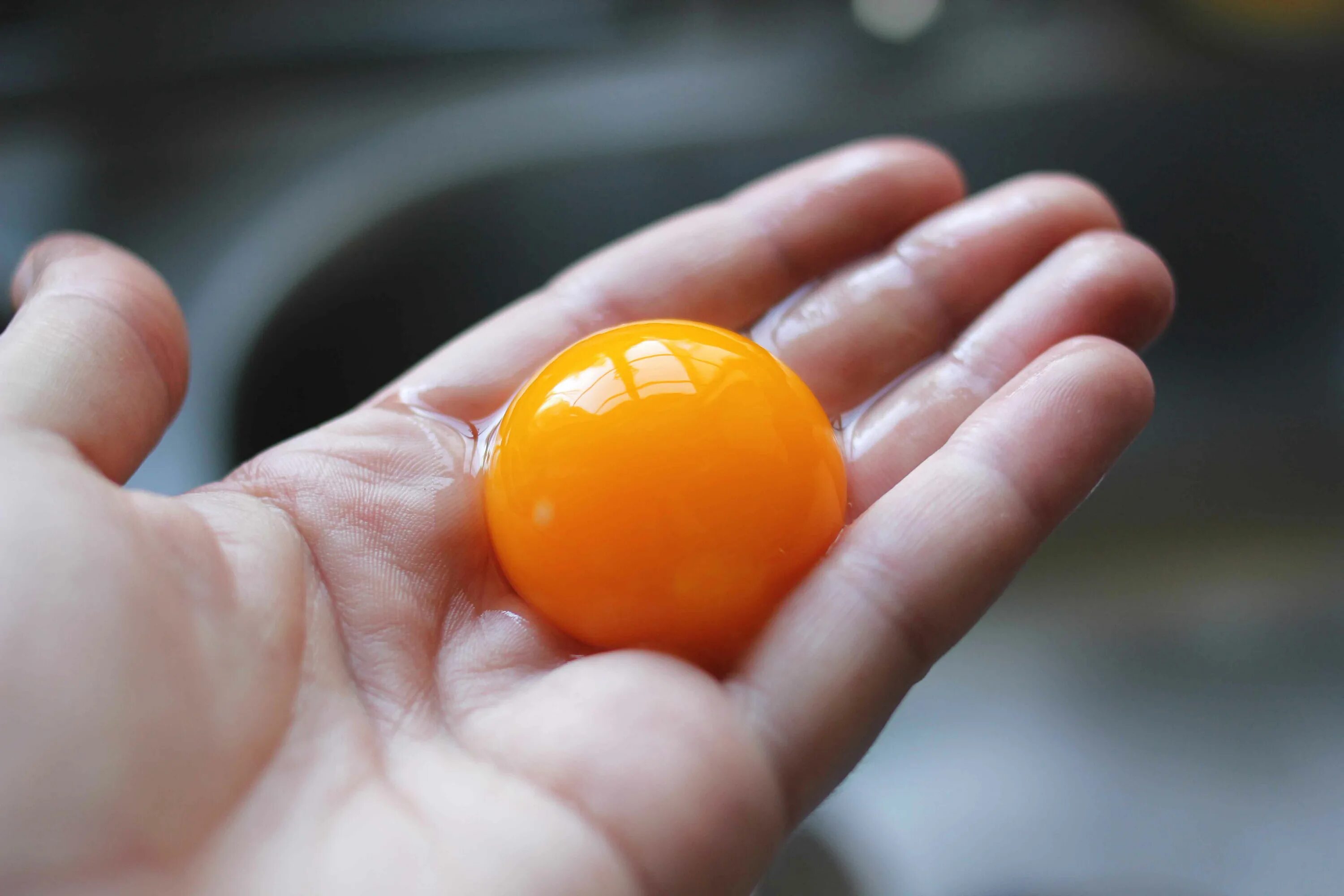 The strongest egg yolk. Желток. Желток яйца. Яйцо в руке. Сырое яйцо.