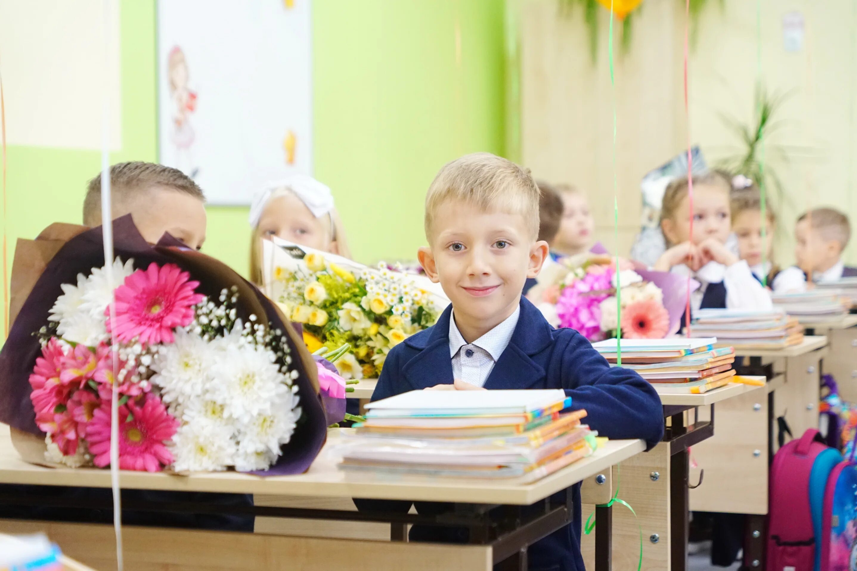 Школа ждет учеников. Школьник с цветами. Школьники 1 сентября. Ученик с цветами. Цветы в школе.