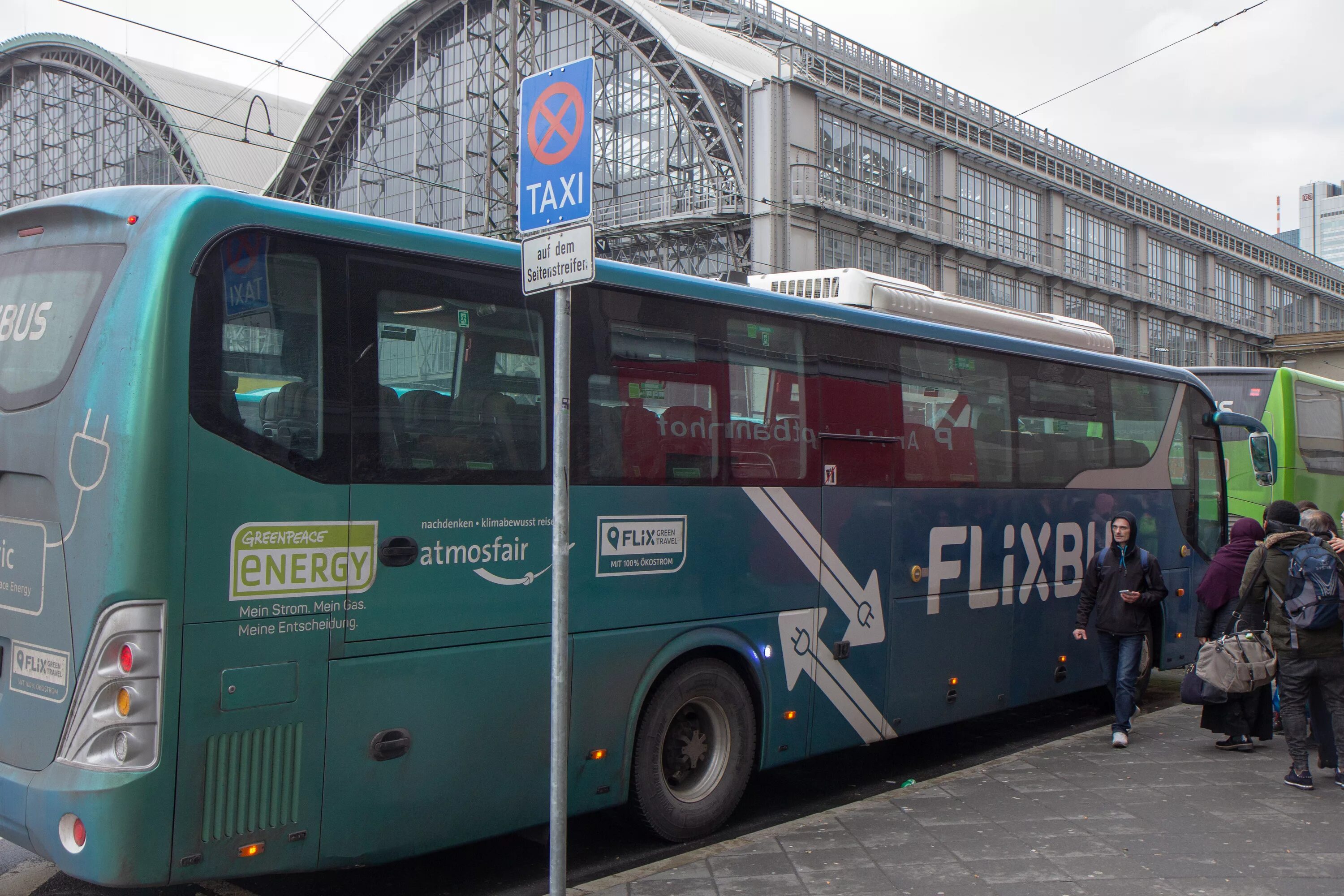 Frankfurt bus. Автобус франкфурт на майне. Прага франкфурт автобусы. Водитель в аэропорту. Автобус футбольного клуба.