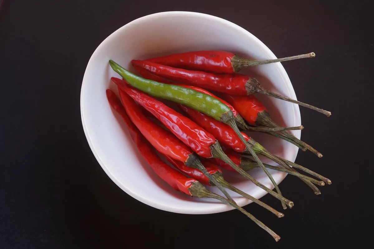 Вытяжки из перцев. Острый перец с зеленью и чесноком\. Перец острый кайенский пурпурный. Салаты от сталика ханкишиева. Острый перец murupi.