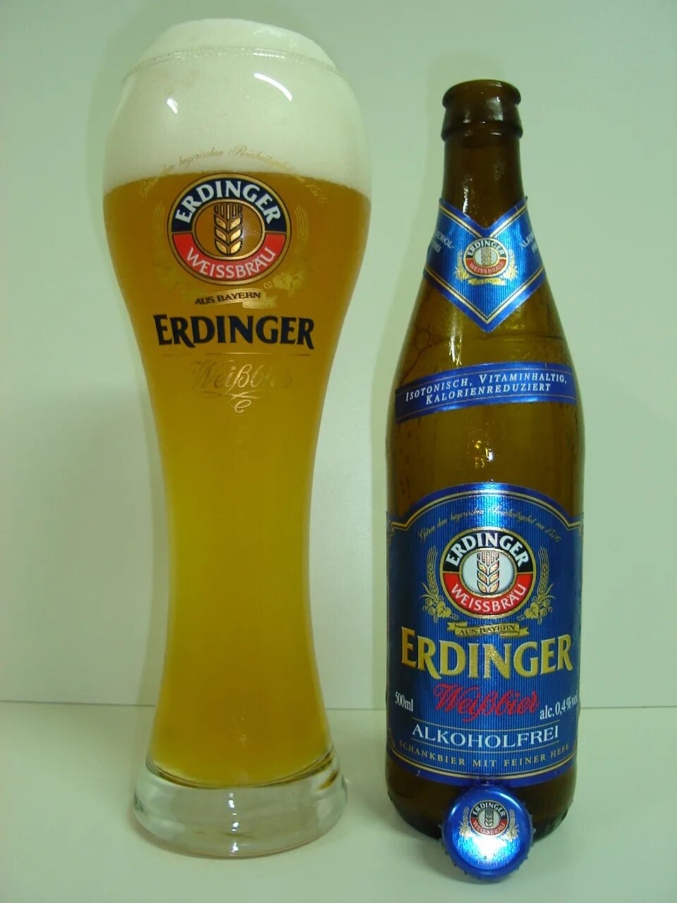Erdinger weissbier безалкогольное. Эрдингер хеллес. Эрдингер хеллес. Эрдингер weissbier. Эрдингер хеллес.