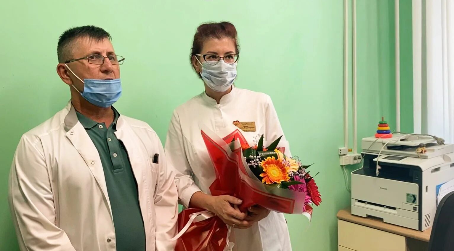 19 мая всемирный день семейного врача. Женщина врач. Доктор. Здоровье семья и врач. Всемирный день семейного врача.