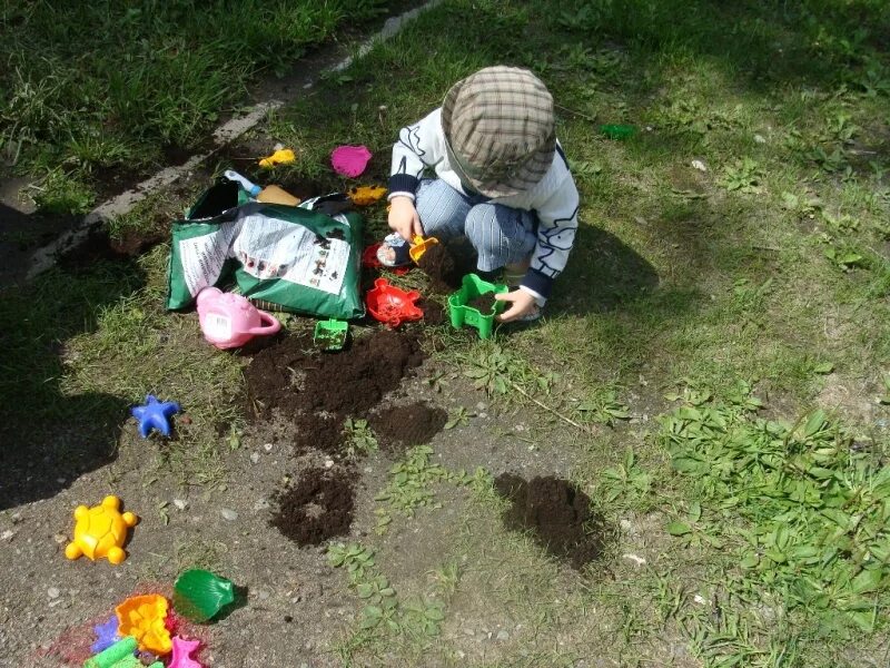 Мальчик в песочнице.в.детский.сад.лето. Поменяться садами