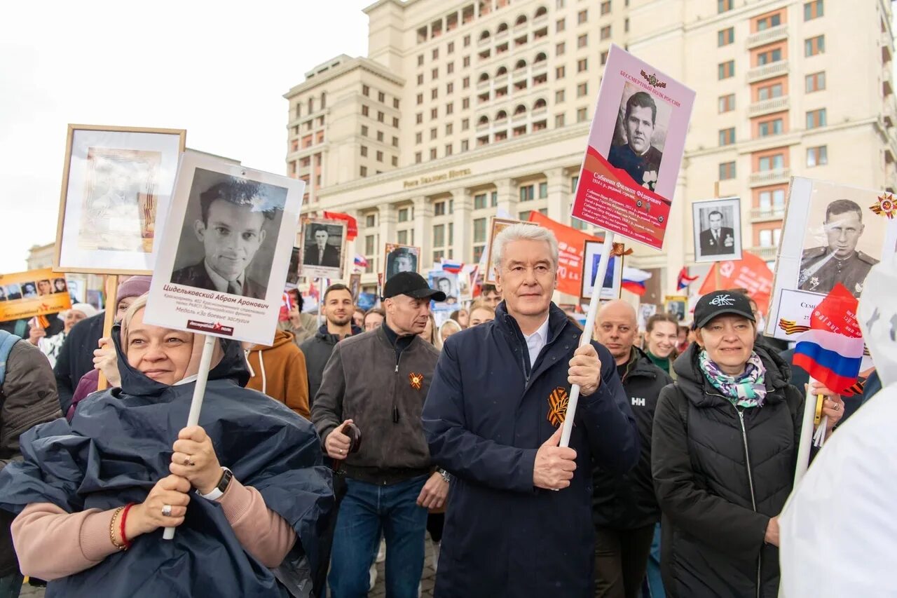 Новости насколько. Шествие Бессмертного полка 2022 в Москве. Бессмертный полк 2022 Собянин. Бессмертный полк Москва 9 мая 2022.