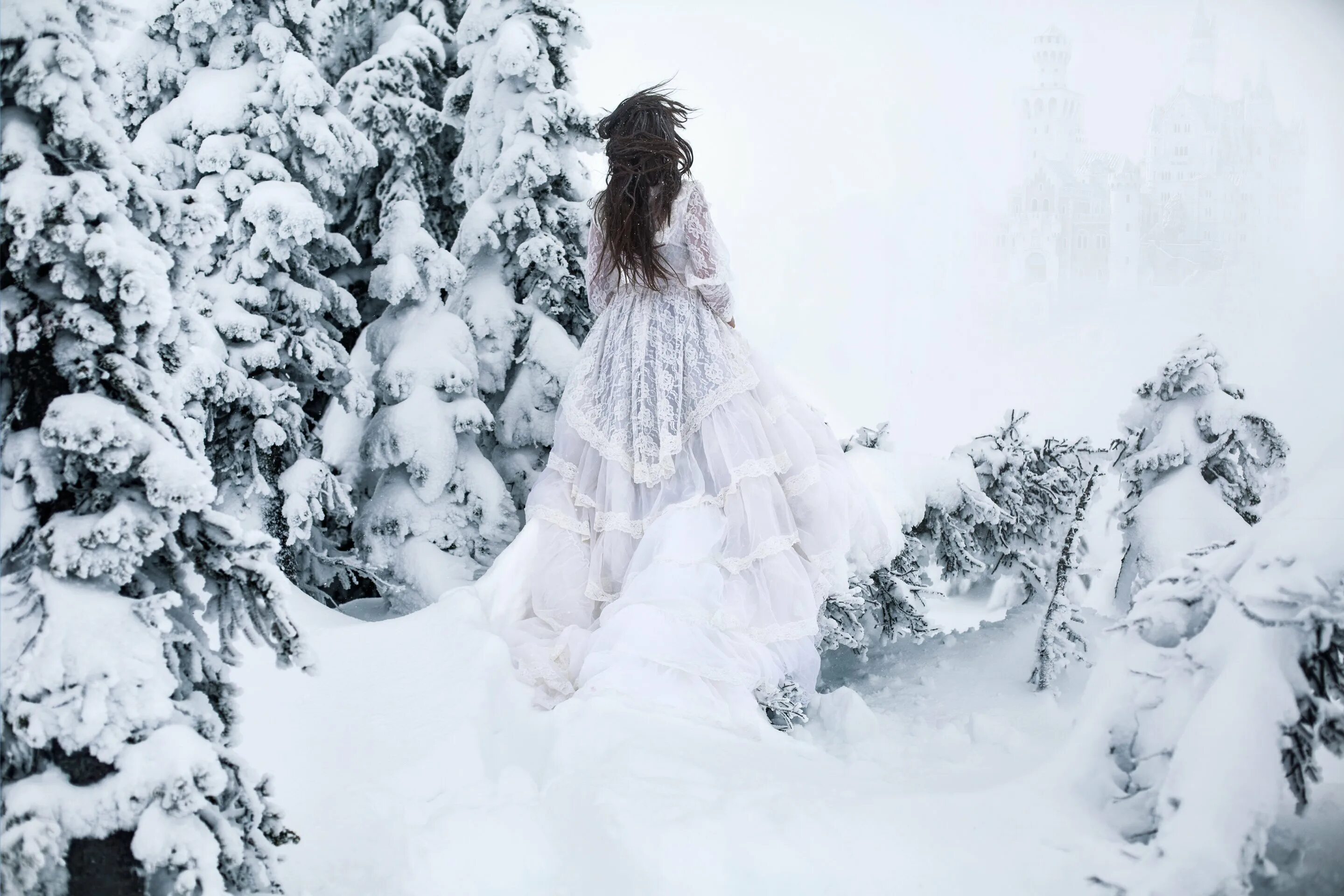 Снег среди зимы. Зимняя фотосессия в платье. Девушка в зимнем лесу. Девушка в белом зимой. Зимняя фотосессия в лесу.