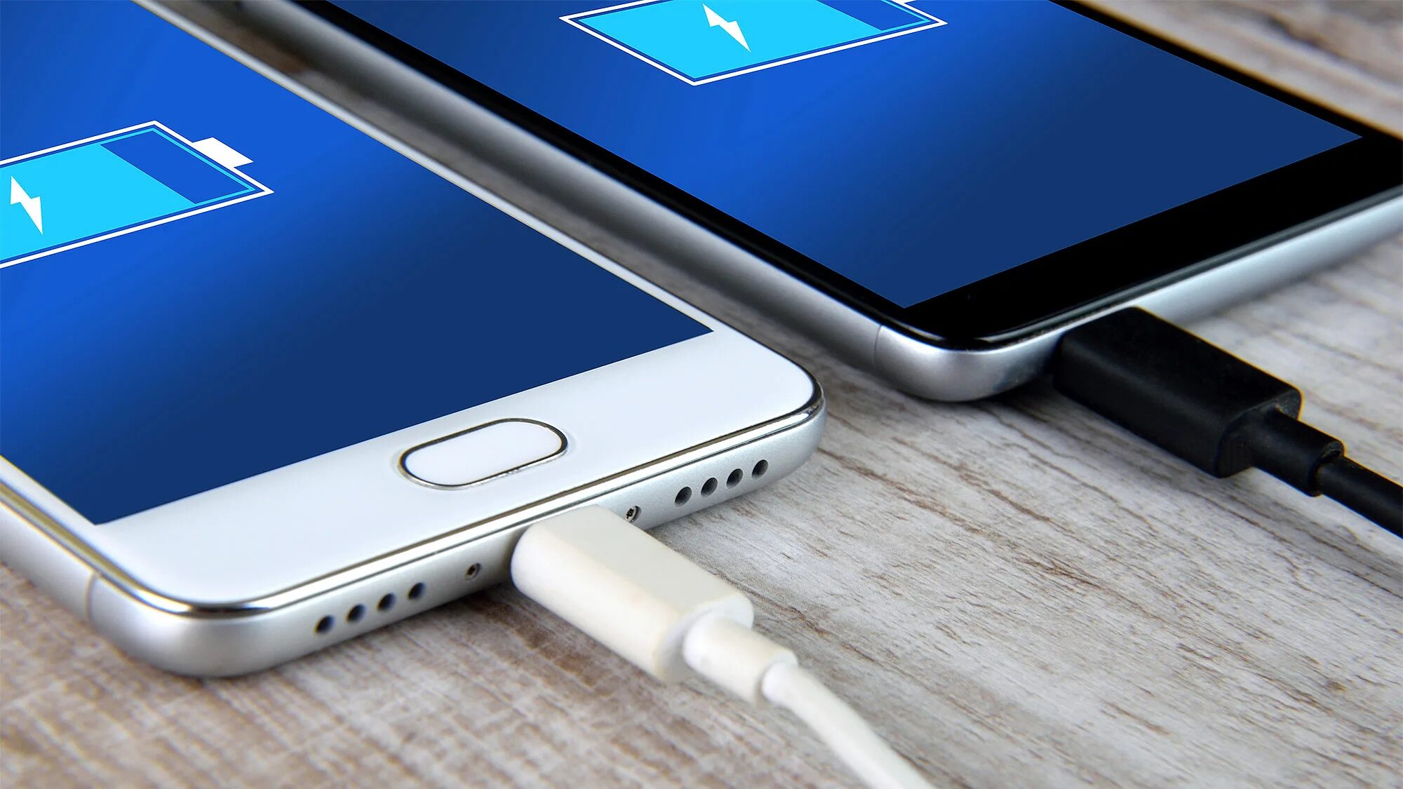 Использовать телефон во время зарядки. Смартфон на подзарядке. Можно пользоваться телефоном во время зарядки. Как можно использовать планшет в развлекательных целях. Зарядка от айфона в розетке.