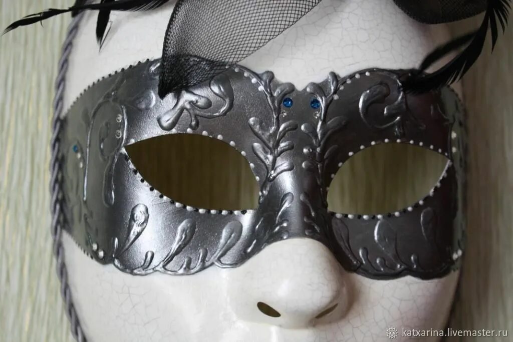 Маски в интерьере. Карнавальная маска "загадка". Маски декорированные контурами. Маски ру. Смотрим ру маска