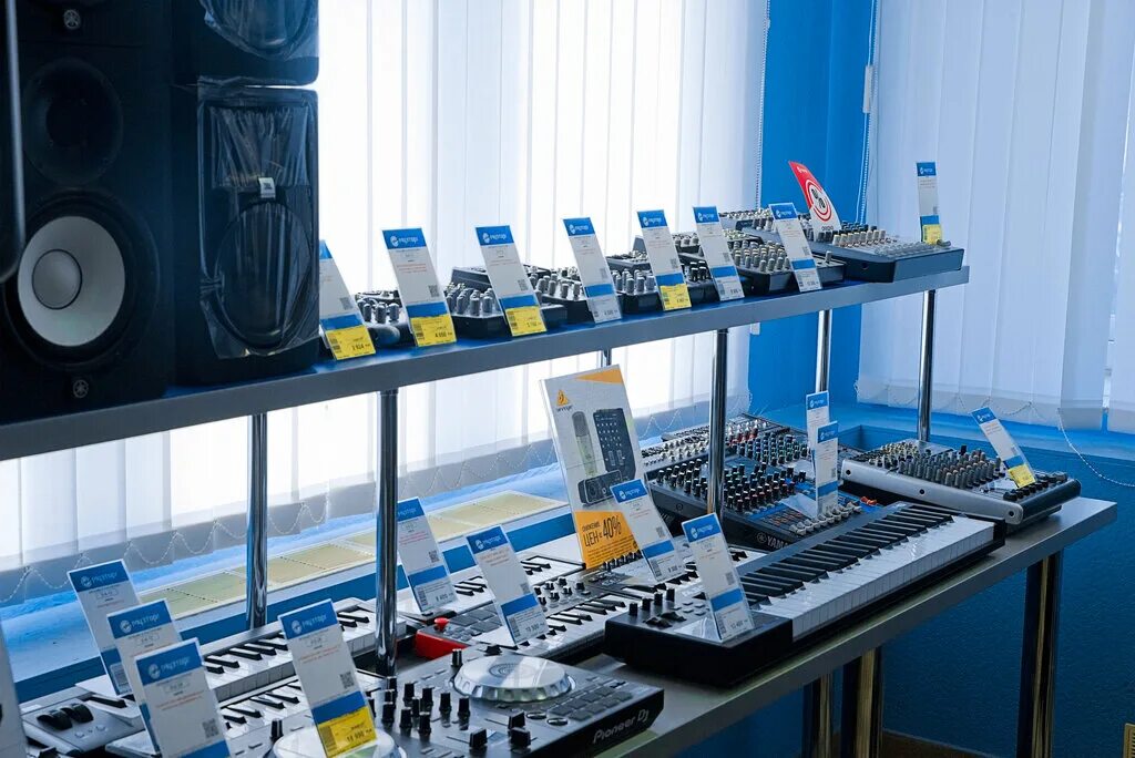 Музыкальный магазин зеленоград. Музыкальные инструменты музыкальный магазин. Интернет магазин музыкального оборудования. Звуковая аппаратура. Магазин музыкальных инструментов.