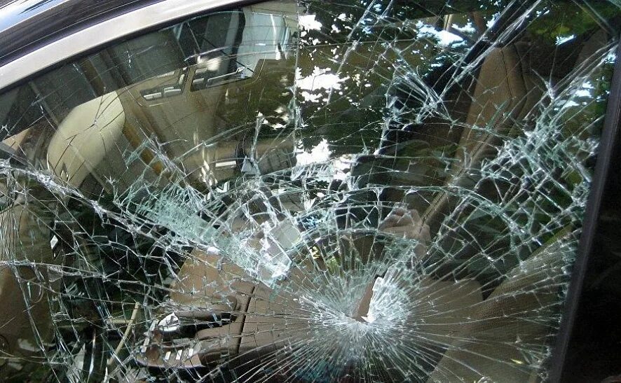 Разбиты окна машин. Разбитое стекло автомобиля. Разбитое лобовое стекло. Разбитое автомобильное стекло. Разбитое боковое стекло.