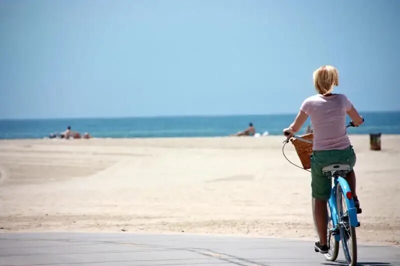 Девушка на велосипеде на пляже. Езда на велосипеде на Венис Бич. Summer Bike. Bike Life Summer.
