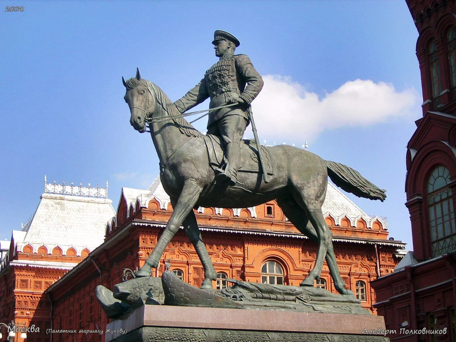 Памятник маршалу Жукову. Памятник Георгию Константиновичу Жукову. Памятник маршалу Жукову в Москве на красной площади. Памятник Жукову на Манежной площади.