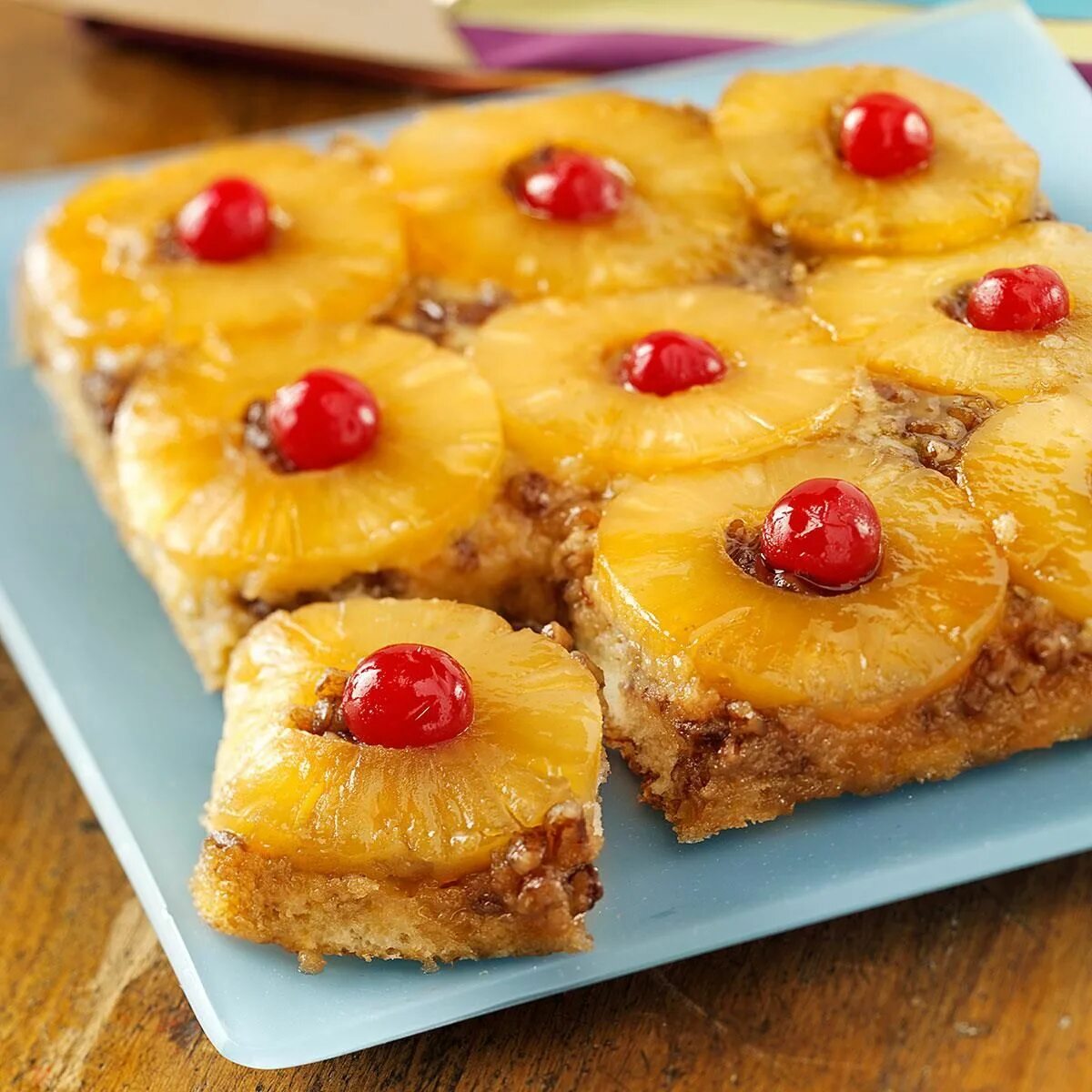 Upside down Cake Десерты. Pineapple upside down Cake. Выпечка с ананасом. Пирог с ананасами консервированными. Десерт колодец любви из слоеного теста