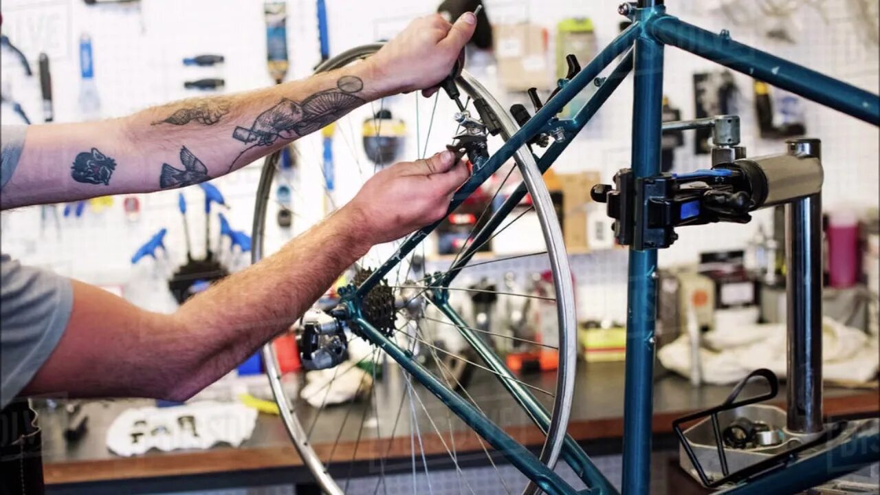 Чинит велосипед. Веломастерская фотосток. Веломеханика. Bicycle Repair shop ЗИП. The bike being repaired