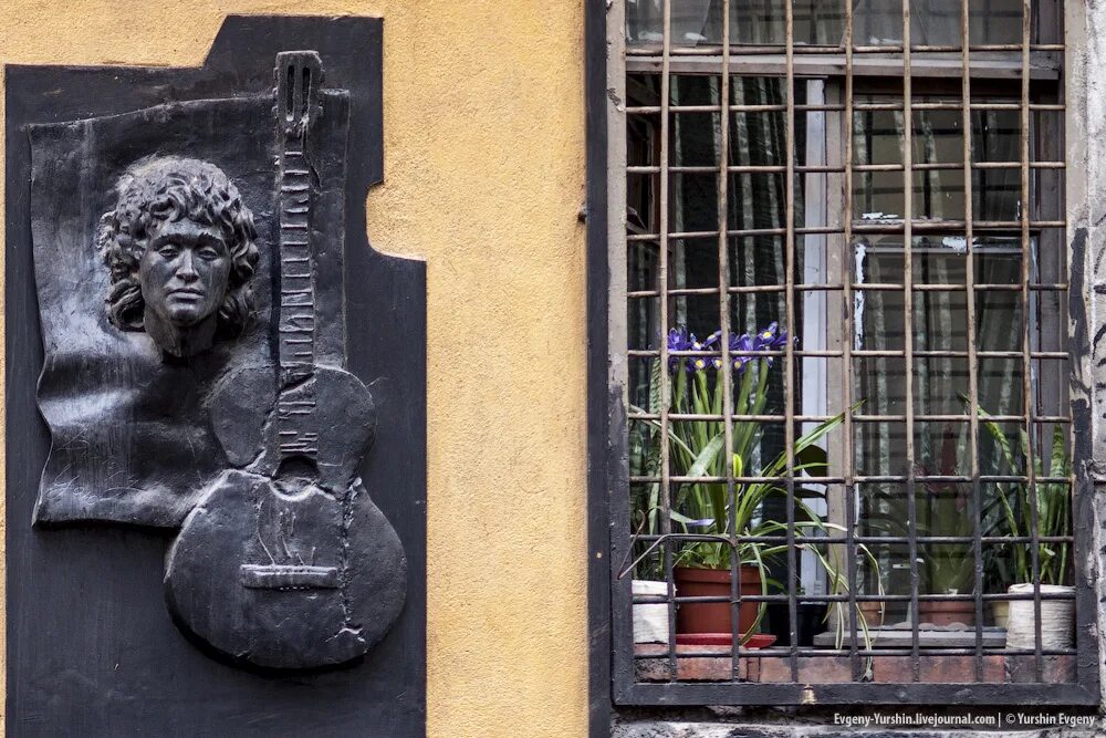 Где жил в петербурге цой. Стена виктора цоя в санкт-петербурге. Сквер виктора цоя в санкт-петербурге. Где жил в петербурге цой. Виктор цой граффити спб.