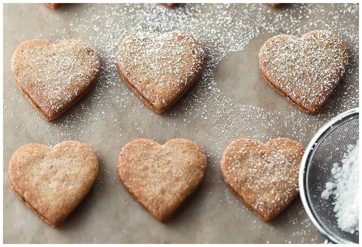 Медовые сердечки печенье. Песочное печенье сердечки. Печенья сметане сердечко. Печенье «песочное». Печенья сметане сердечко.