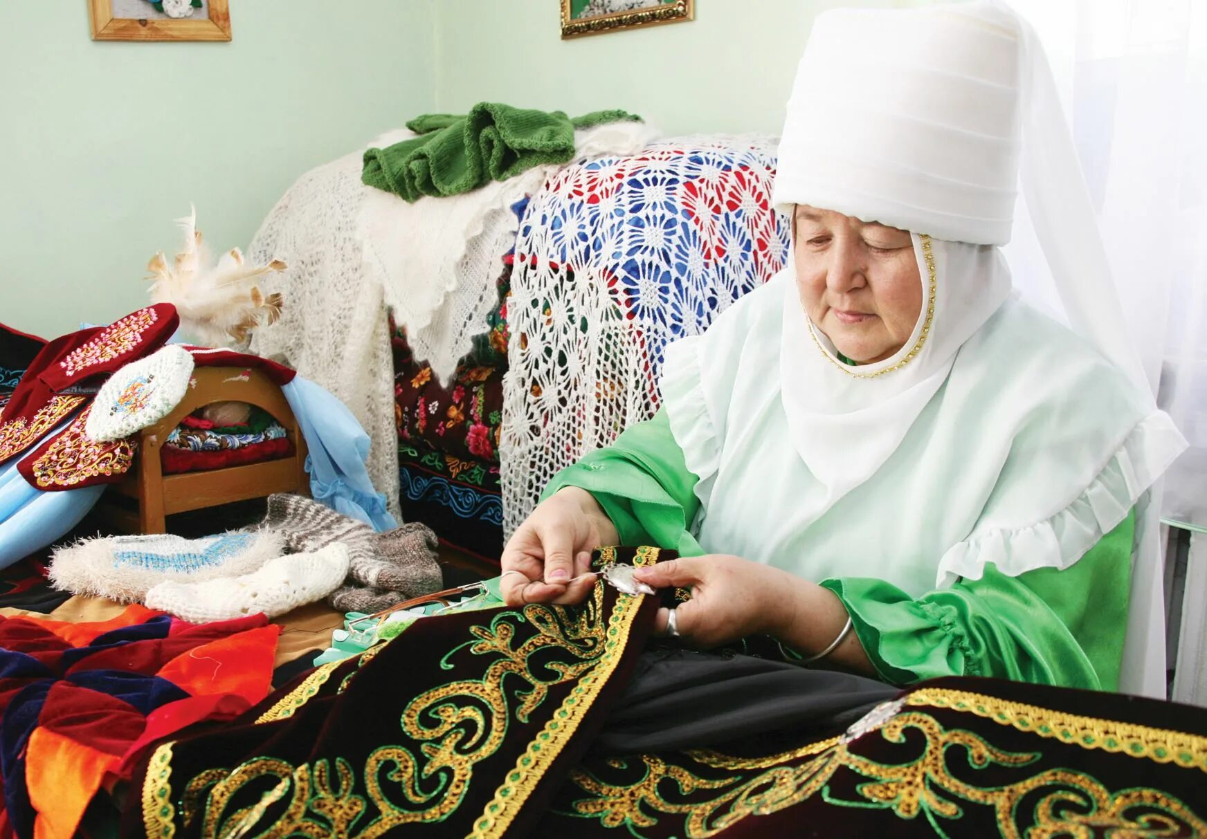 Казахская бабушка. Әже презентация. Әже картинка. Әже мен немере. Кездесу мен