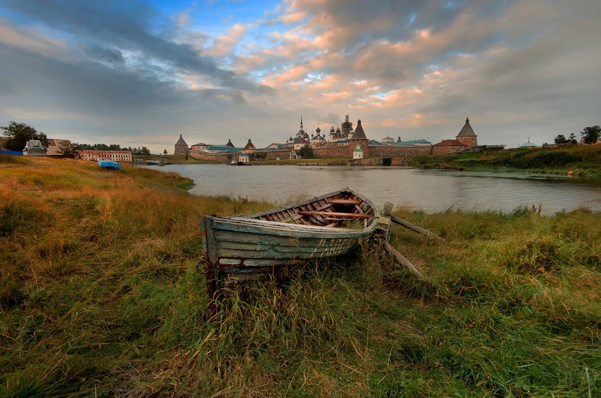 Древние русские месяца. Соловецкий монастырь Соловецкие острова. Спасо-Преображенский Соловецкий монастырь. Соловецкий монастырь Карелия. Деревня Соловки.