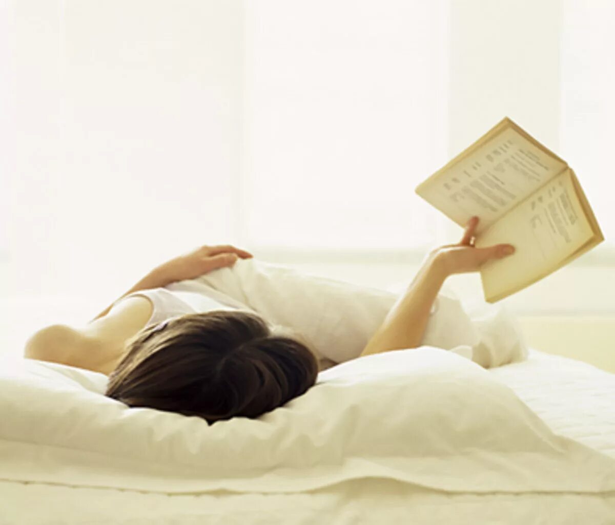 Чтение лежа. Девушка лежит с книгой. Девушка в постели с книжкой. Чтение в кровати.