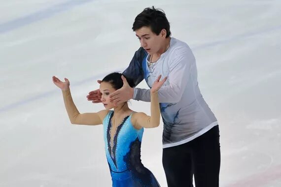 Фигурист массой. Фигурист массой. Павлюченко и ходыкин фигурное катание. Фигурист массой. Человек стоящий на льду ловит мяч массой 0.