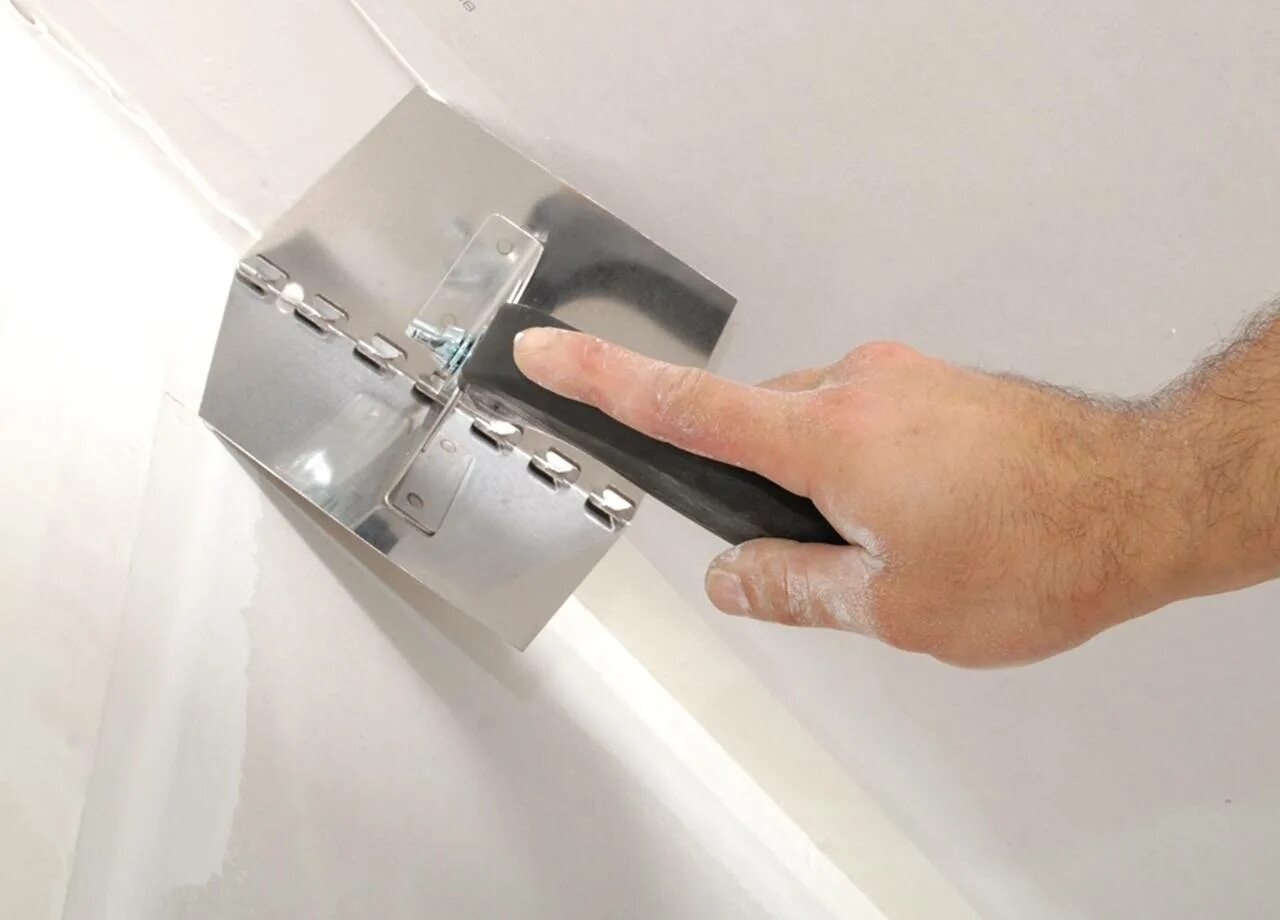 Шпаклевание внутренних углов стен. Шпаклевание углов гипсокартона серпянкой. Штукатурка углов стен. Шпаклевка наружных углов. Штукатурка для швов гипсокартона.