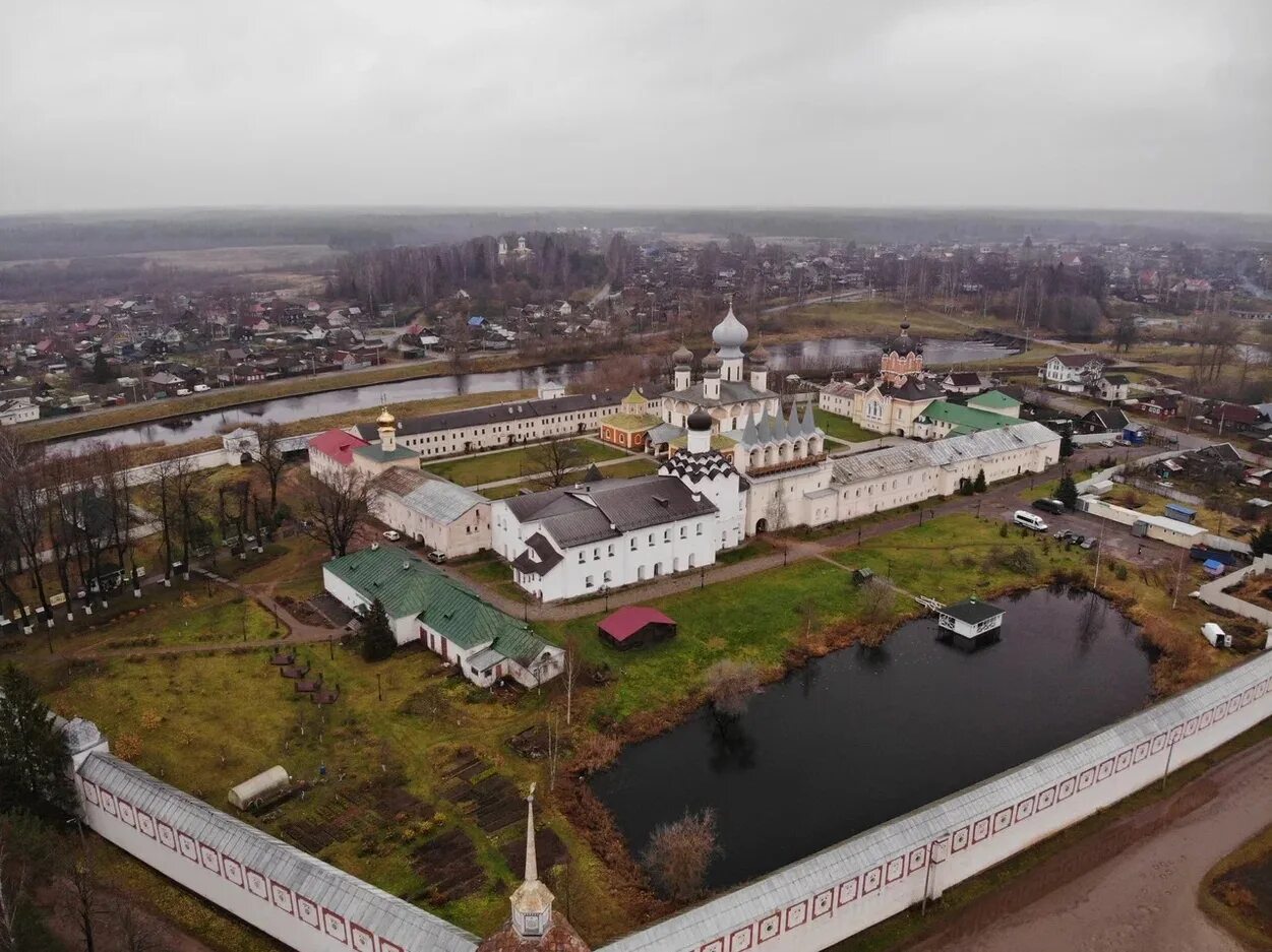 Монастырь в тихвине. Тихвинский богородичный успенский монастырь. тихвинский монастырь ленинградская область храм. богородичный успенский монастырь тихвина черно белая. кукарский успенский монастырь.